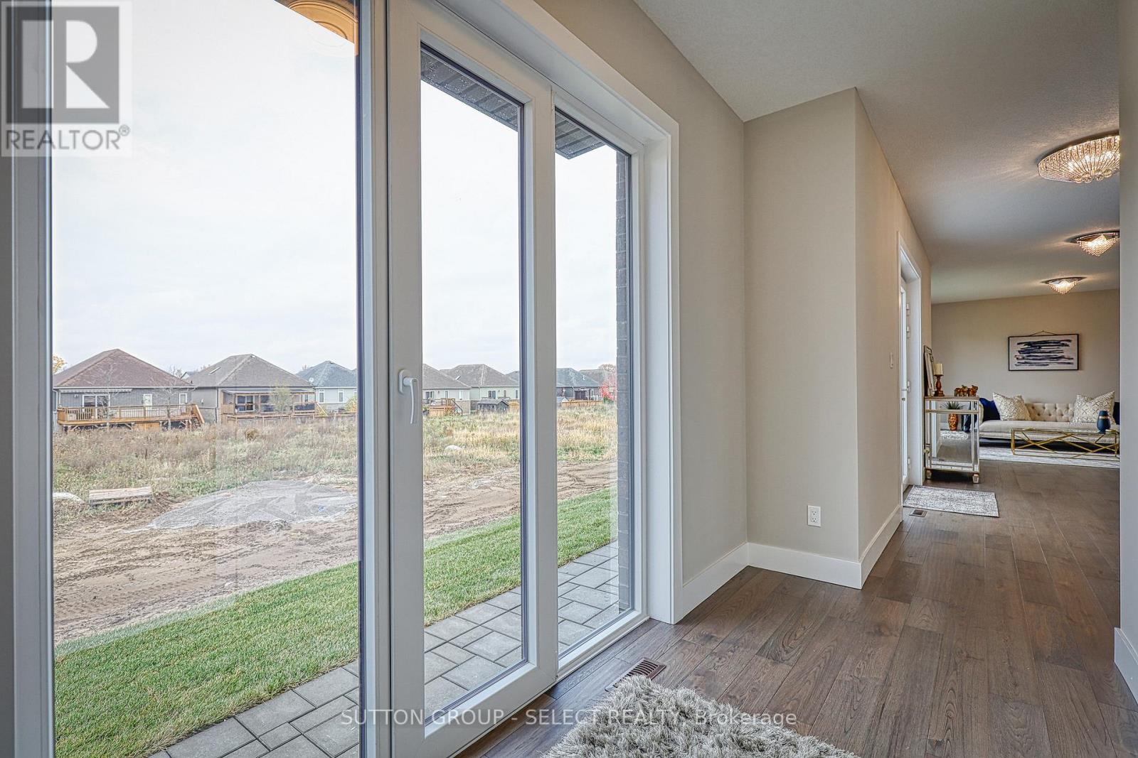 19 Alexander Circle, Strathroy-Caradoc, Ontario  N7G 0B4 - Photo 5 - X12535950