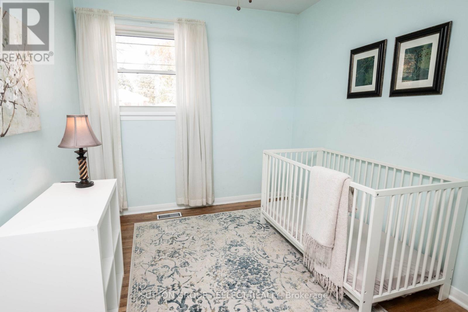 Photo 11 of 21 for 110 Laurentian Drive N