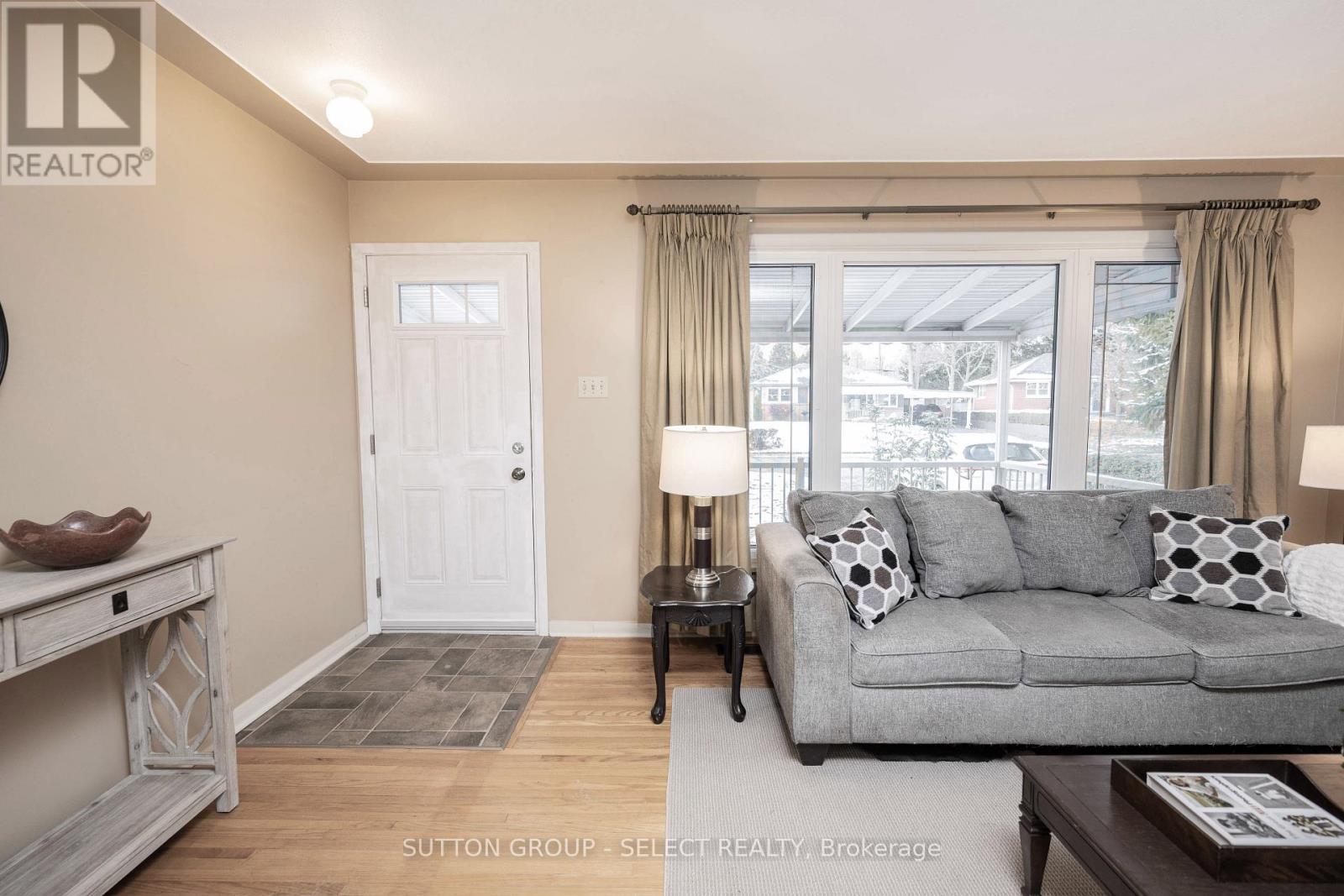 Photo 3 of 21 for 110 Laurentian Drive N