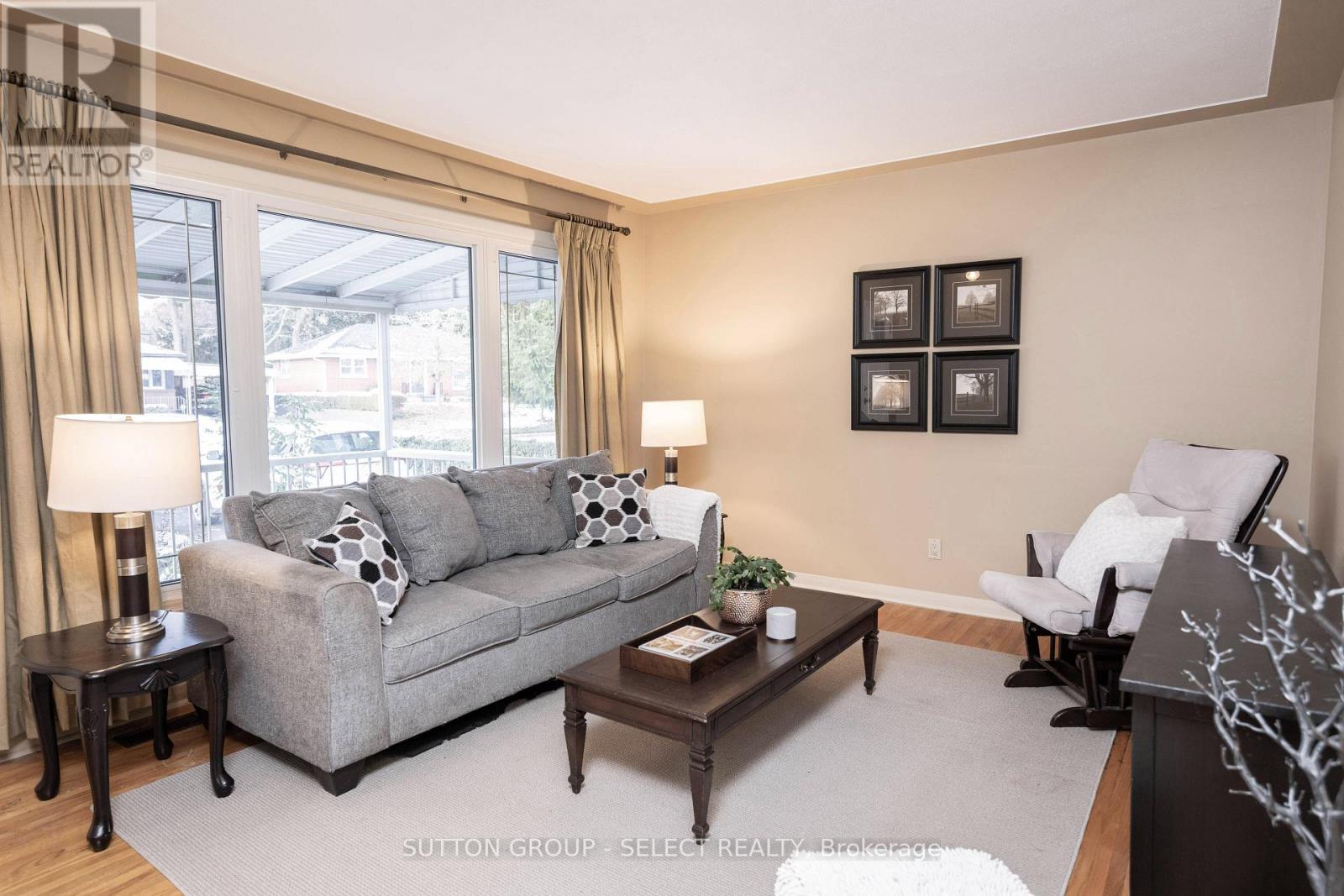 Photo 5 of 21 for 110 Laurentian Drive N