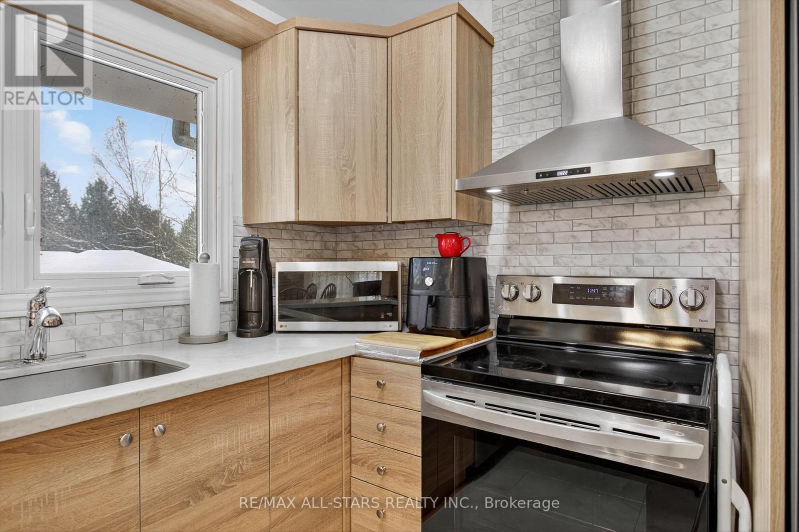 32 Hargrave Road, Kawartha Lakes, Ontario K0M 2B0 - Photo 16 - X12535800