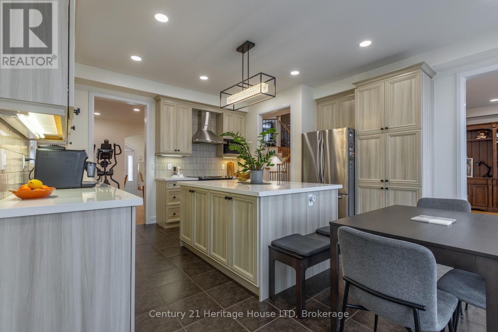 5 Juneberry Road, Thorold, Ontario  L2V 0B2 - Photo 5 - X12430125