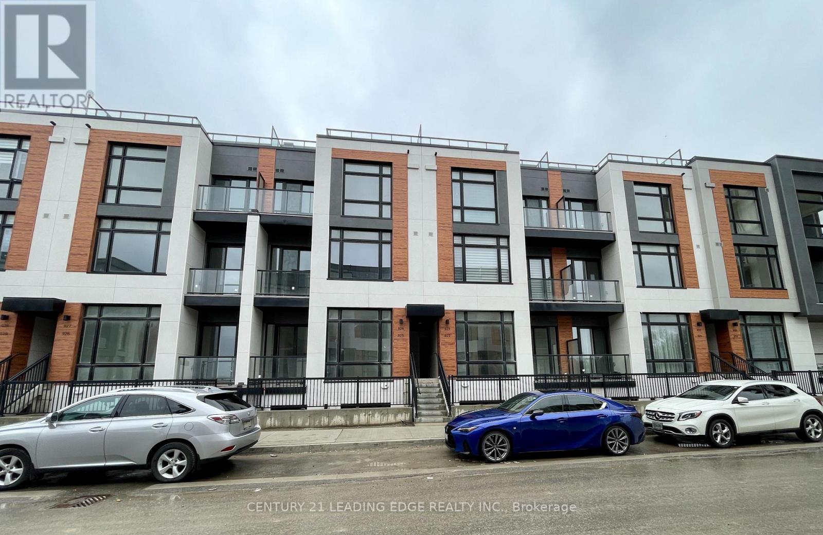 924 - 2 STECKLEY HOUSE LANE, Richmond Hill, Ontario