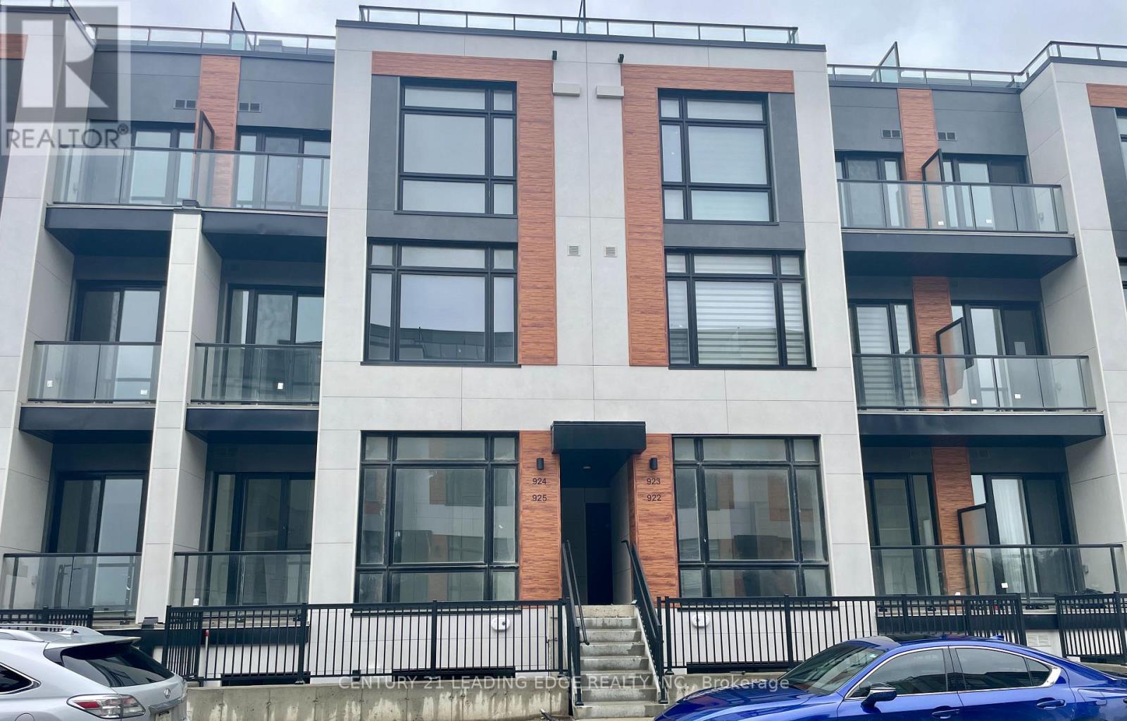 924 - 2 Steckley House Lane, Richmond Hill, Ontario  L4S 0N4 - Photo 2 - N12535904