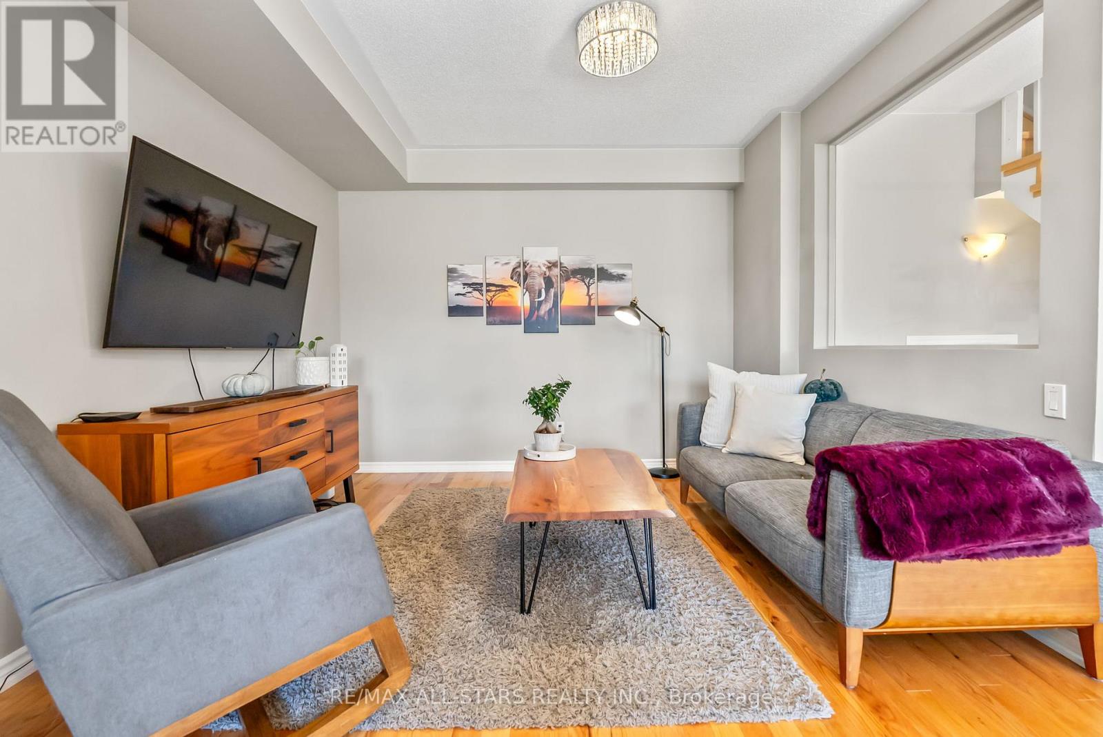 243 Boadway Crescent, Whitchurch-Stouffville, Ontario  L4A 1Y4 - Photo 5 - N12535932