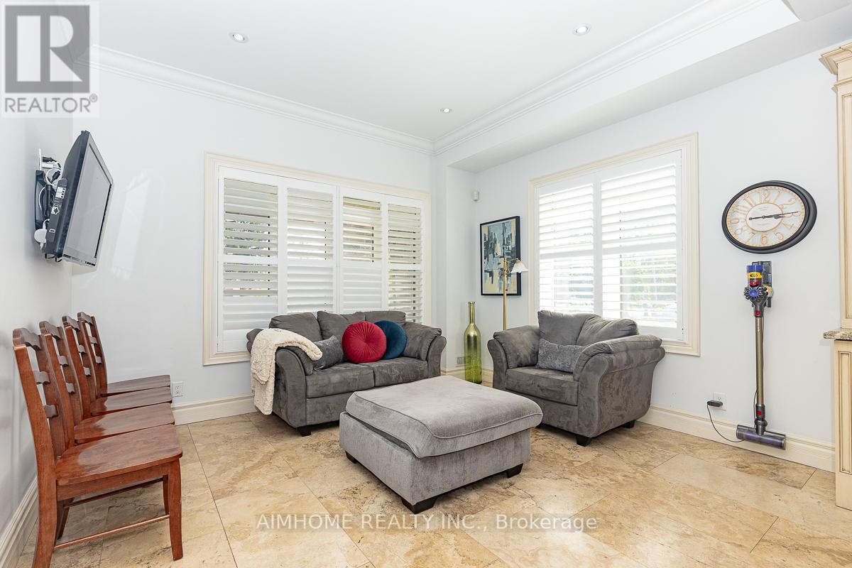 220 Weldrick Road W, Richmond Hill, Ontario L4C 3V3 - Photo 11 - N12535962