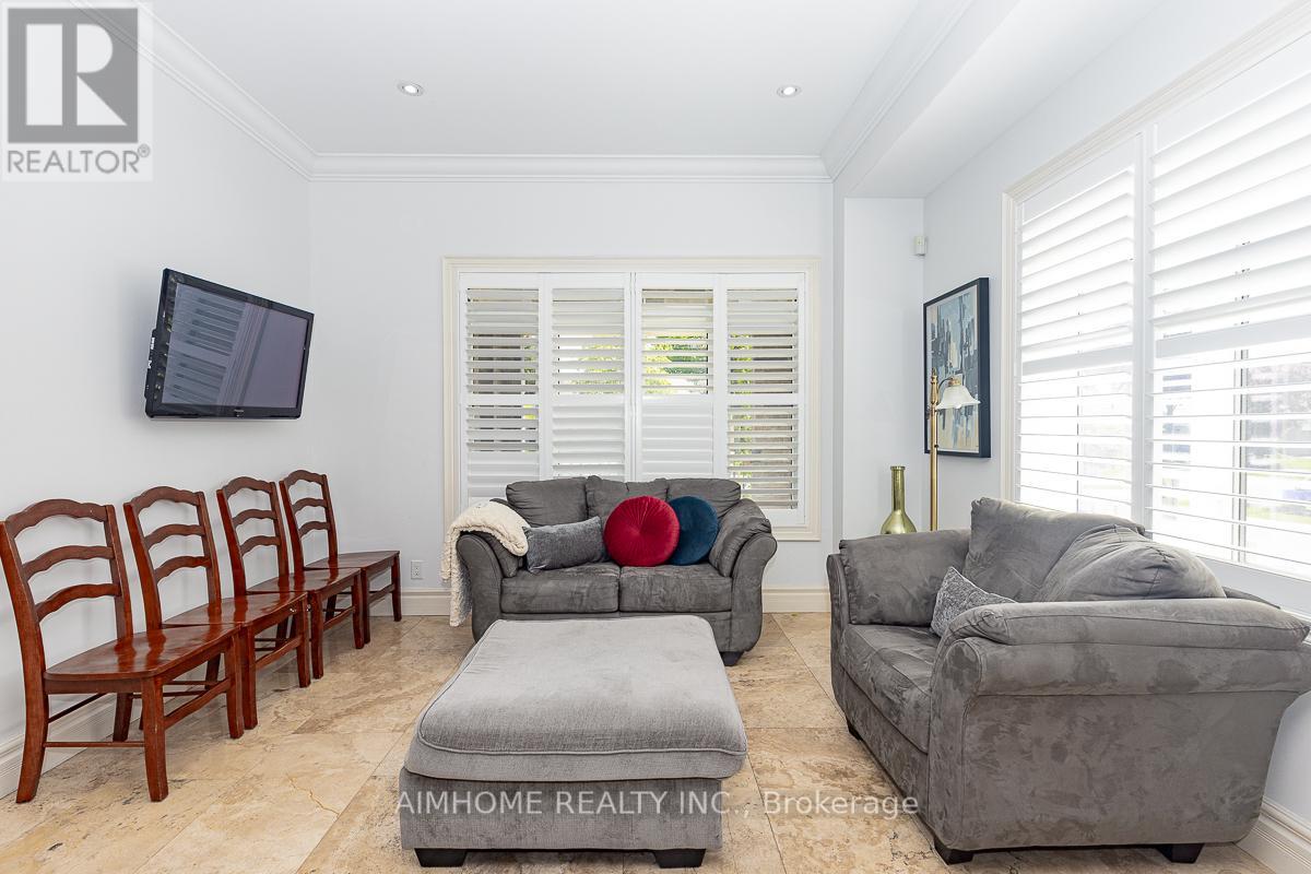 220 Weldrick Road W, Richmond Hill, Ontario L4C 3V3 - Photo 12 - N12535962