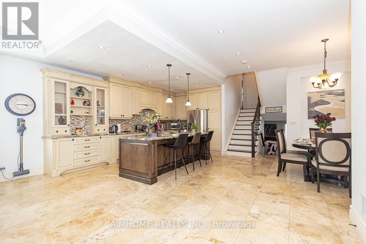 220 Weldrick Road W, Richmond Hill, Ontario L4C 3V3 - Photo 5 - N12535962