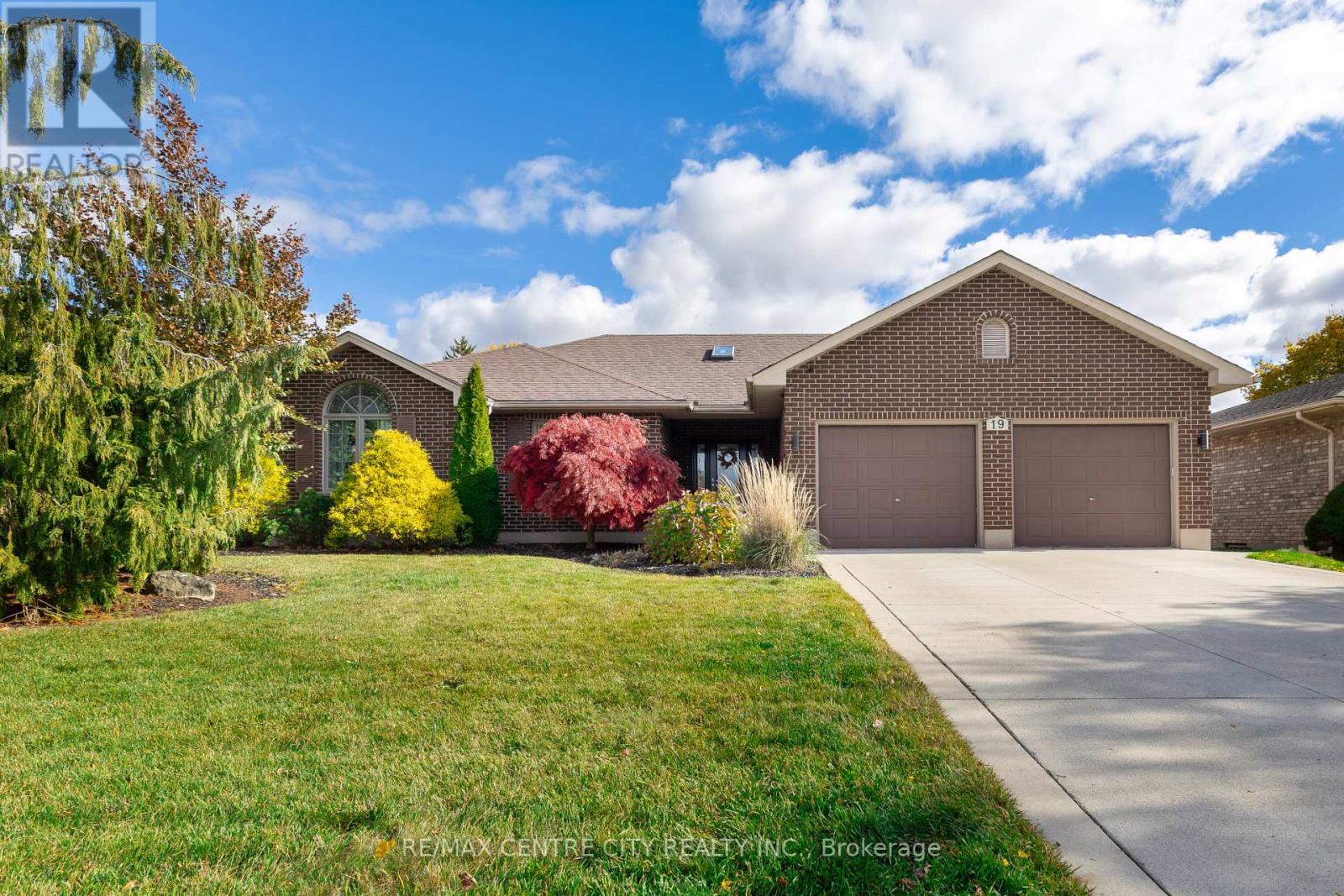 19 Daugherty Drive, St. Thomas, Ontario  N5R 4W4 - Photo 1 - X12536364