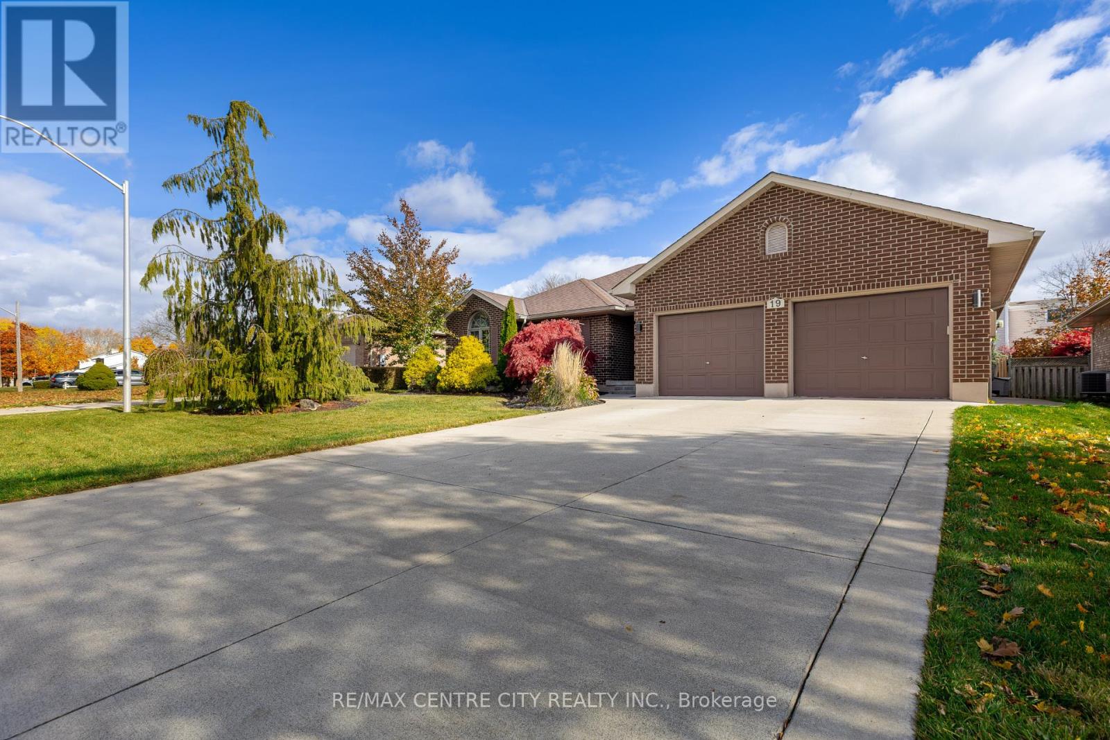 19 Daugherty Drive, St. Thomas, Ontario  N5R 4W4 - Photo 2 - X12536364