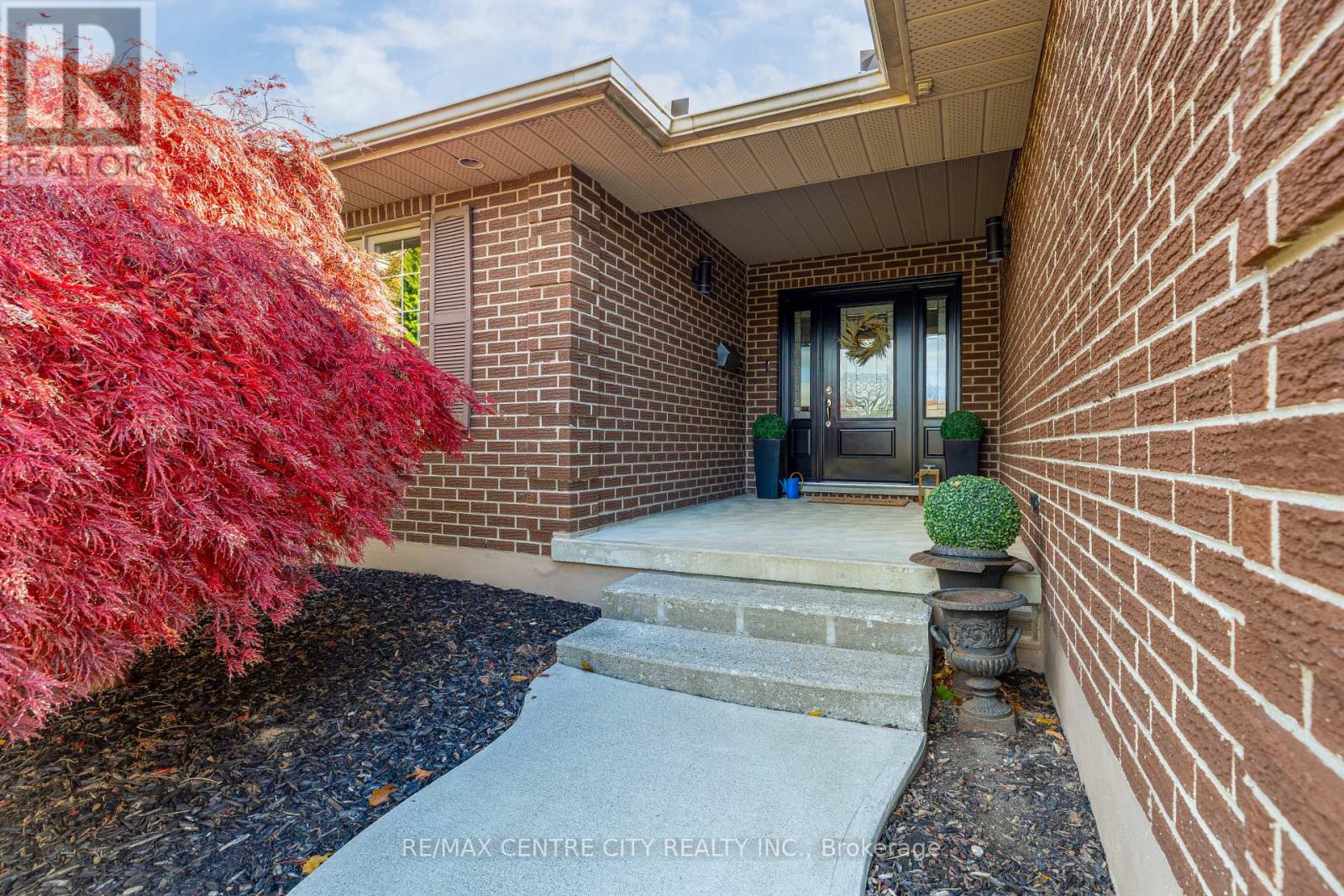 19 Daugherty Drive, St. Thomas, Ontario  N5R 4W4 - Photo 4 - X12536364