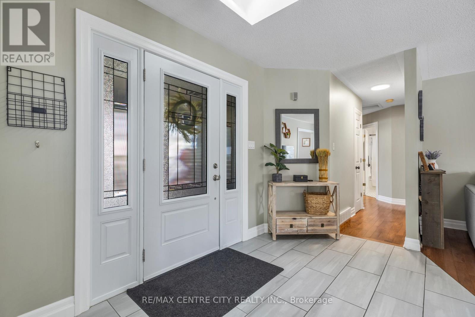 19 Daugherty Drive, St. Thomas, Ontario  N5R 4W4 - Photo 5 - X12536364