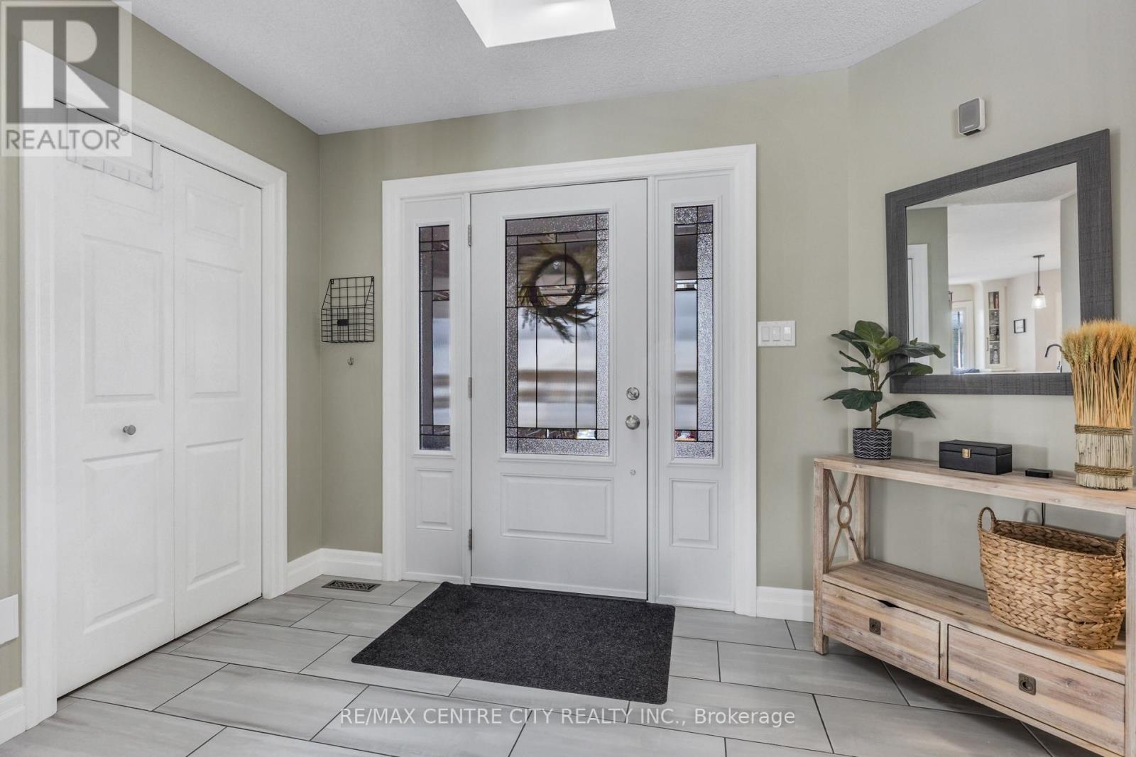 19 Daugherty Drive, St. Thomas, Ontario  N5R 4W4 - Photo 6 - X12536364