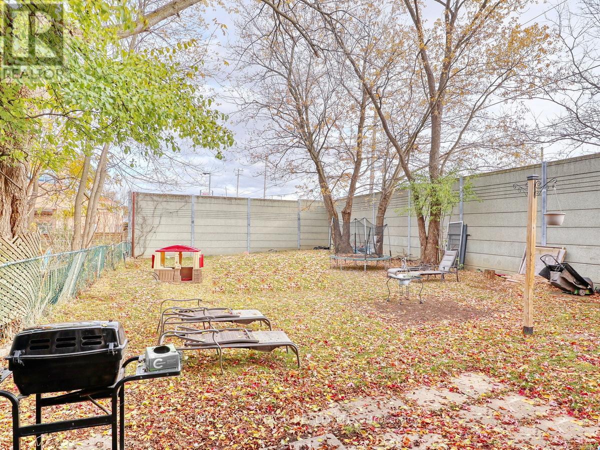 38a & 38b Adare Crescent, London South, Ontario  N6C 2S7 - Photo 7 - X12536370