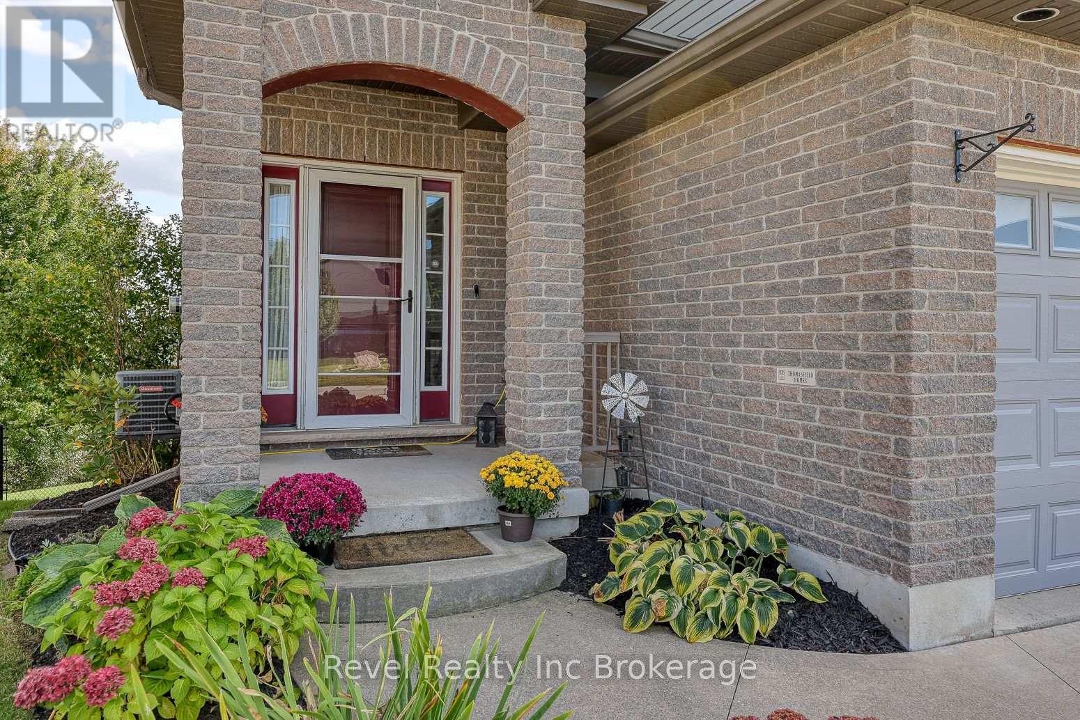 706 Frontenac Crescent, Woodstock, Ontario  N4V 0B1 - Photo 4 - X12536262