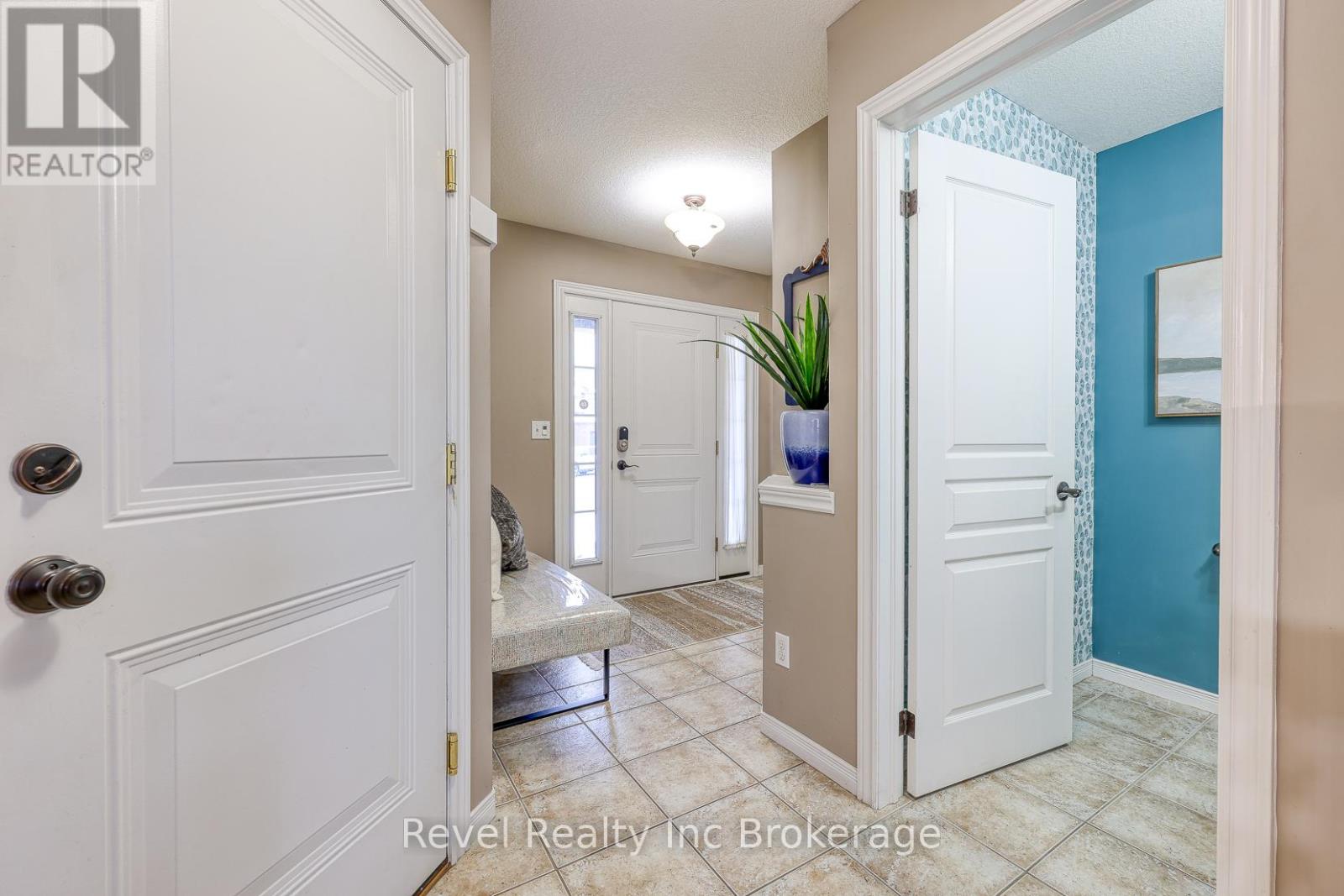 706 Frontenac Crescent, Woodstock, Ontario  N4V 0B1 - Photo 5 - X12536262