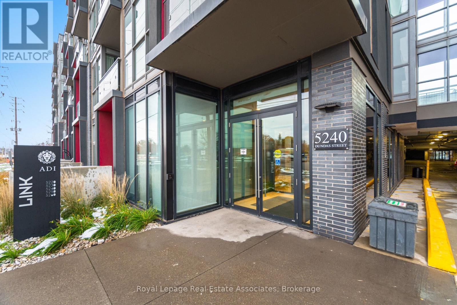 B401 - 5240 Dundas Street, Burlington, Ontario  L7L 0J6 - Photo 2 - W12535916