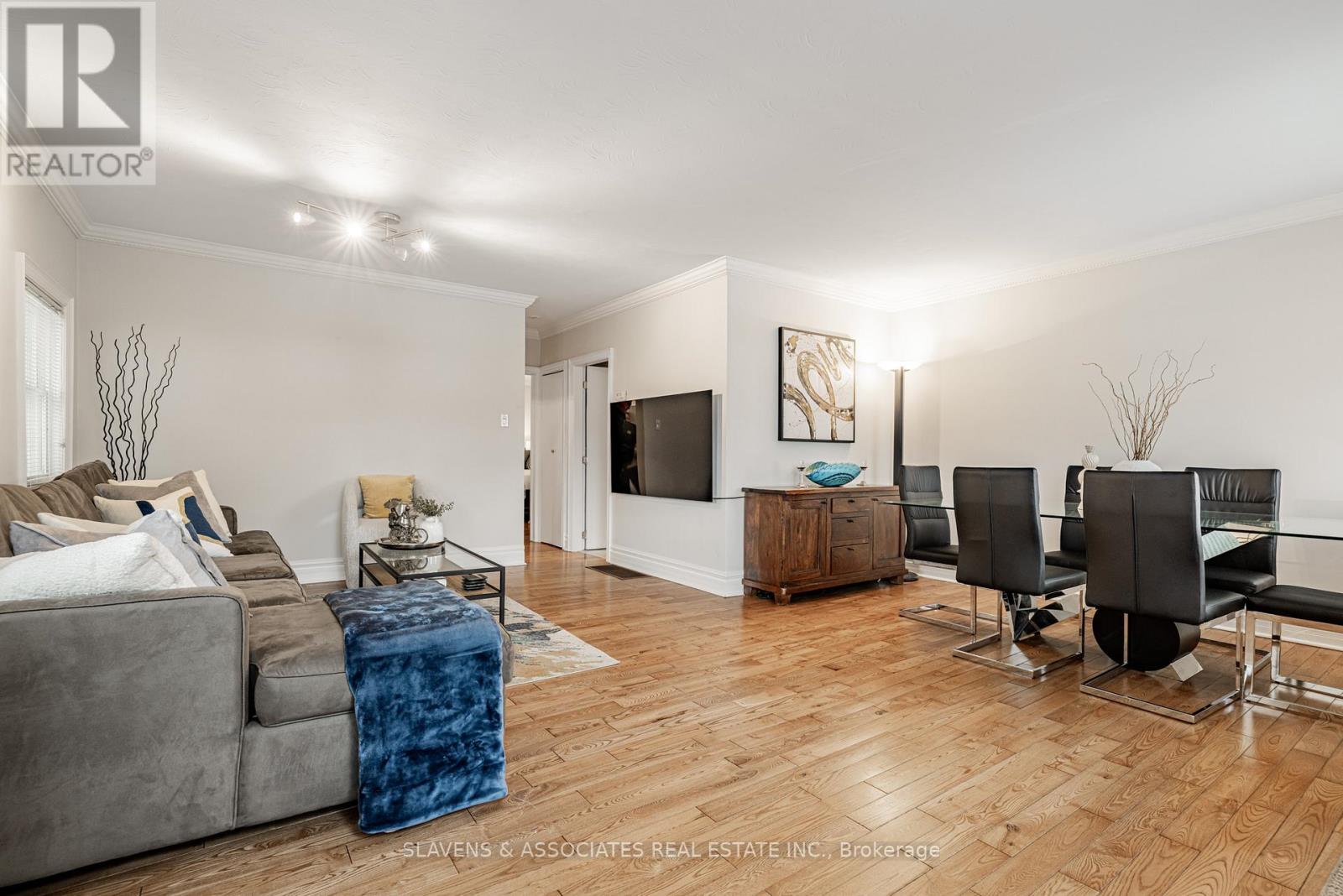 86 Holmesdale Road, Toronto, Ontario  M6E 1Y1 - Photo 4 - W12535942