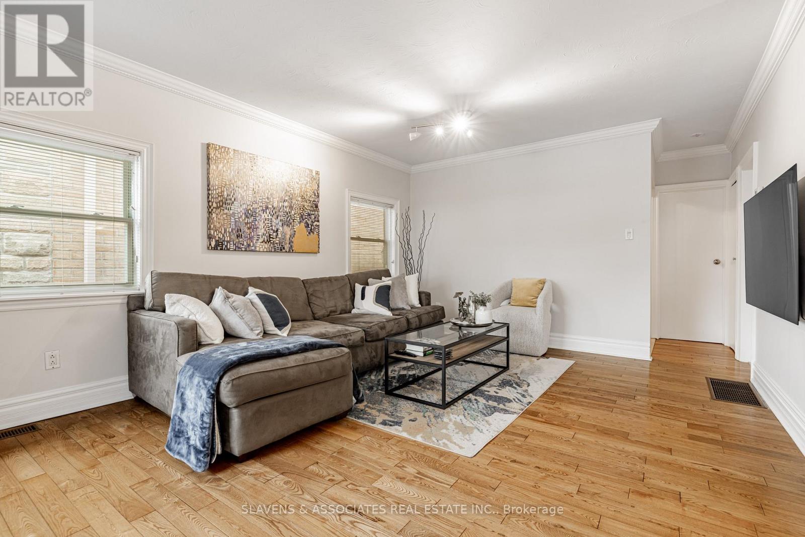 86 Holmesdale Road, Toronto, Ontario  M6E 1Y1 - Photo 9 - W12535942