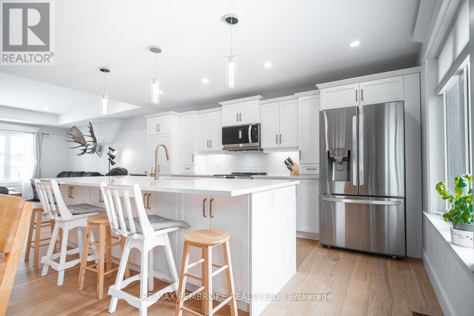 46 Liam Street, Petawawa, Ontario  K8H 0G8 - Photo 10 - X12536308