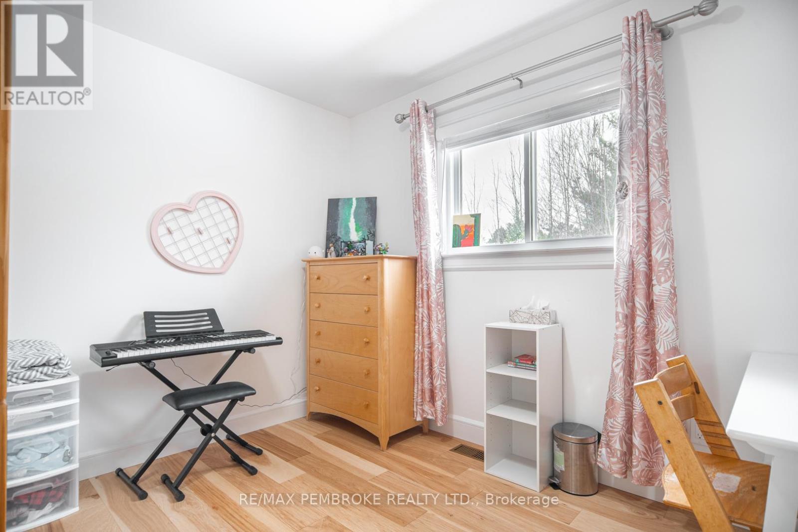 46 Liam Street, Petawawa, Ontario  K8H 0G8 - Photo 14 - X12536308