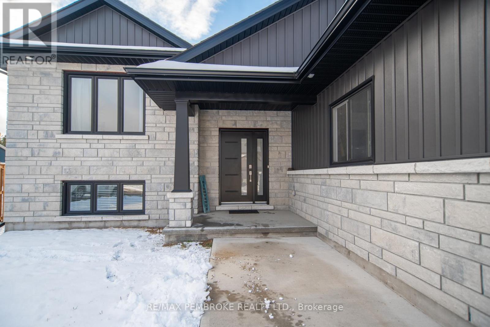 46 Liam Street, Petawawa, Ontario  K8H 0G8 - Photo 37 - X12536308