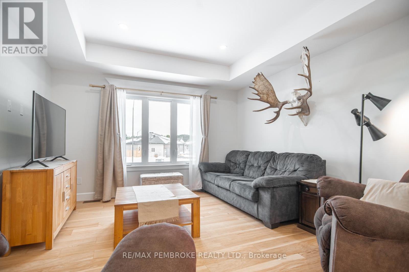 46 Liam Street, Petawawa, Ontario  K8H 0G8 - Photo 4 - X12536308