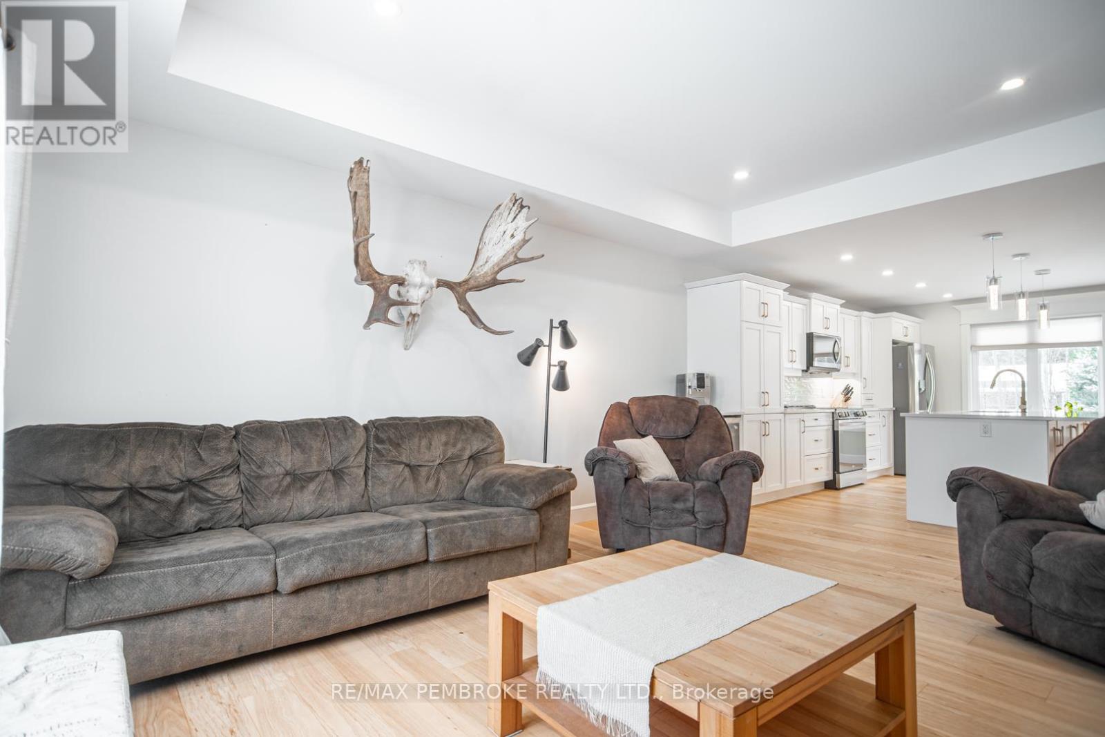 46 Liam Street, Petawawa, Ontario  K8H 0G8 - Photo 5 - X12536308