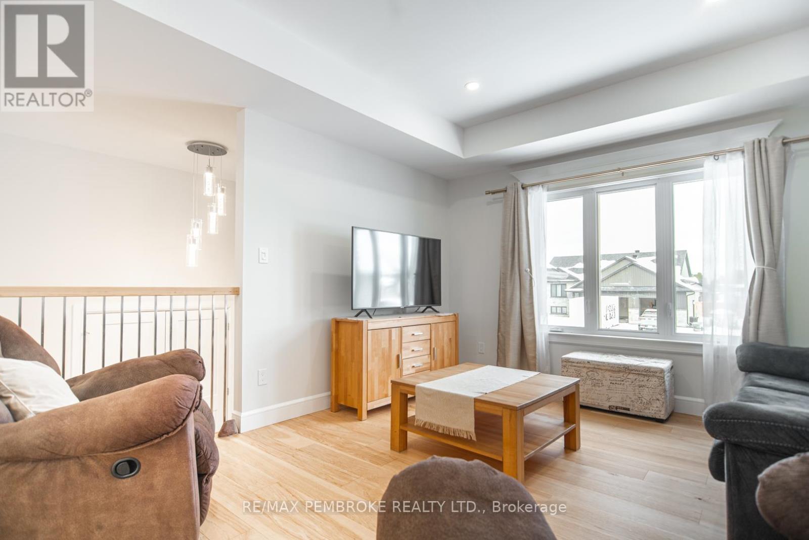 46 Liam Street, Petawawa, Ontario  K8H 0G8 - Photo 6 - X12536308