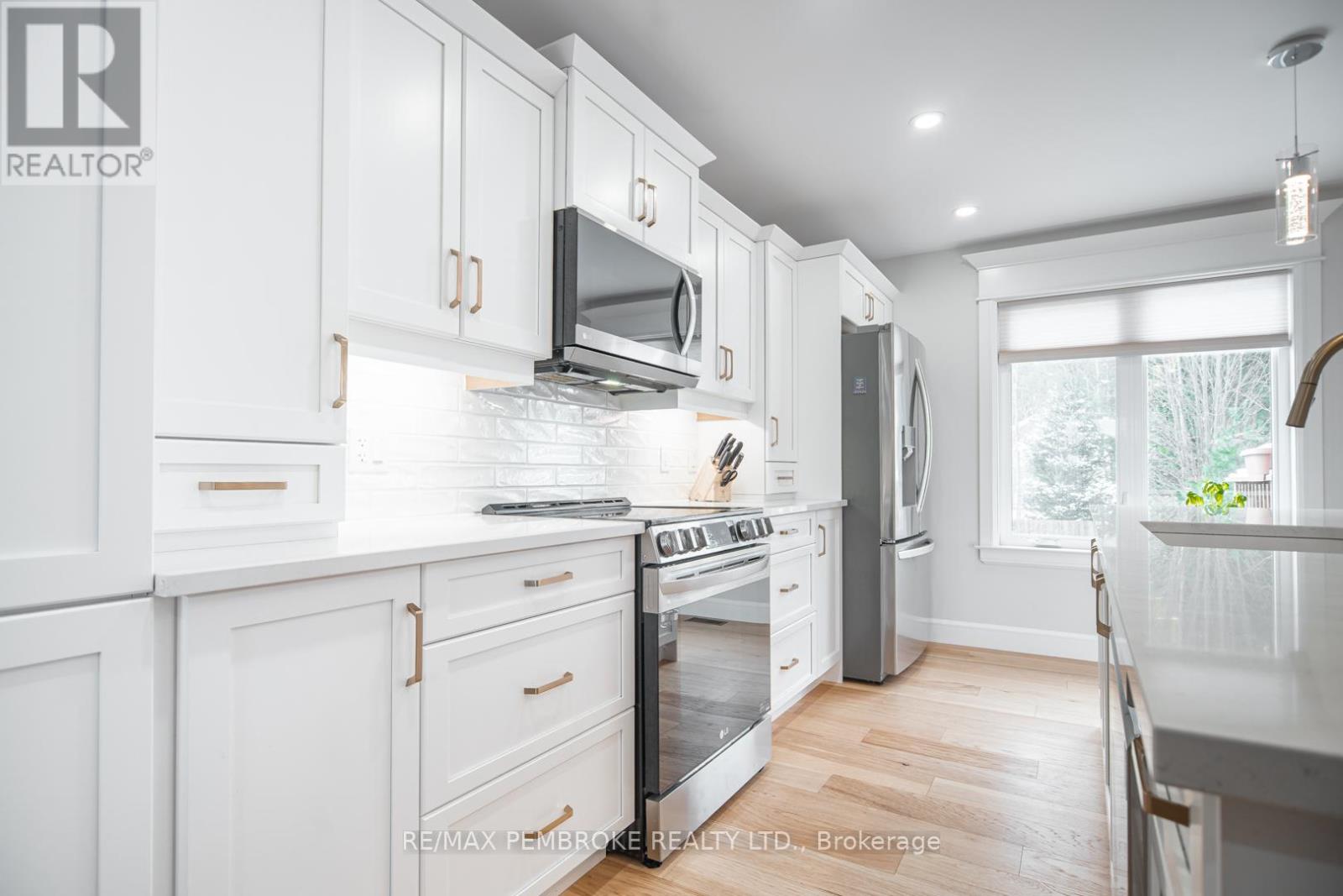 46 Liam Street, Petawawa, Ontario  K8H 0G8 - Photo 7 - X12536308