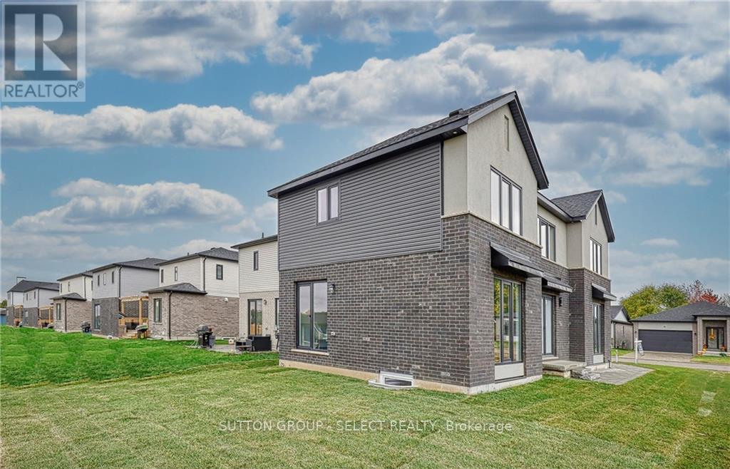 19 Alexander Circle, Strathroy-Caradoc, Ontario  N7G 0B4 - Photo 30 - X12535950