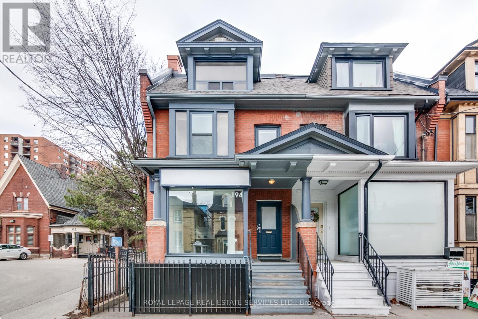 L - 194 CARLTON STREET, Toronto, Ontario