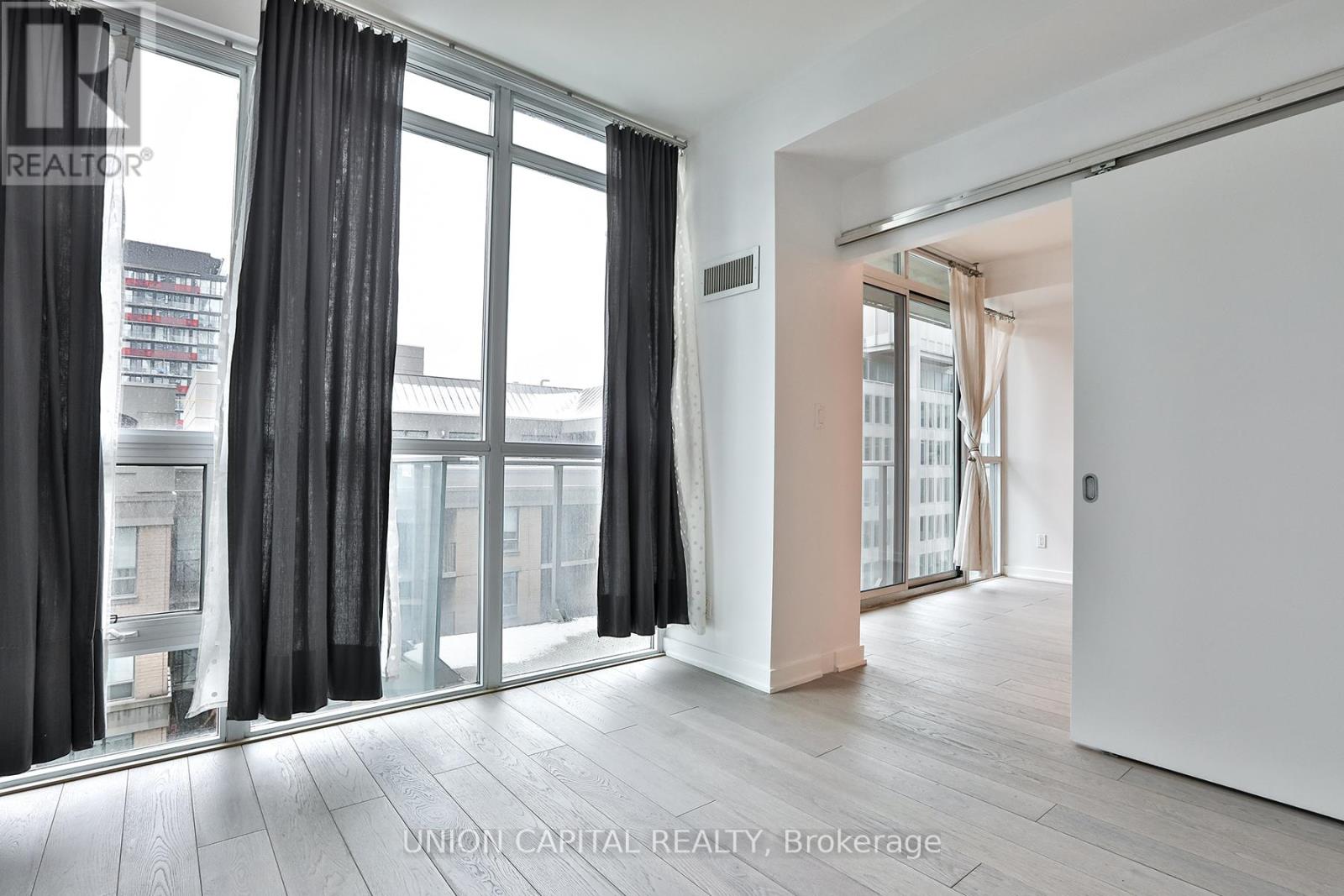 1605 - 126 Simcoe Street, Toronto, Ontario  M5H 4E6 - Photo 10 - C12536372