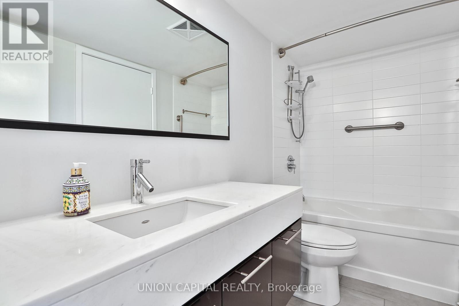 1605 - 126 Simcoe Street, Toronto, Ontario  M5H 4E6 - Photo 13 - C12536372