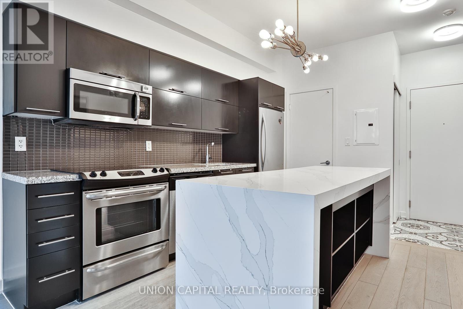 1605 - 126 Simcoe Street, Toronto, Ontario  M5H 4E6 - Photo 2 - C12536372