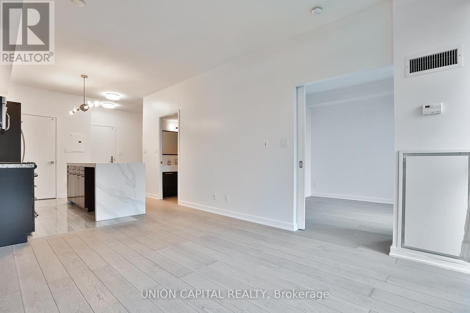 1605 - 126 Simcoe Street, Toronto, Ontario  M5H 4E6 - Photo 6 - C12536372