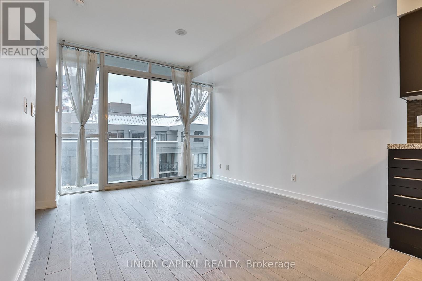 1605 - 126 Simcoe Street, Toronto, Ontario  M5H 4E6 - Photo 7 - C12536372