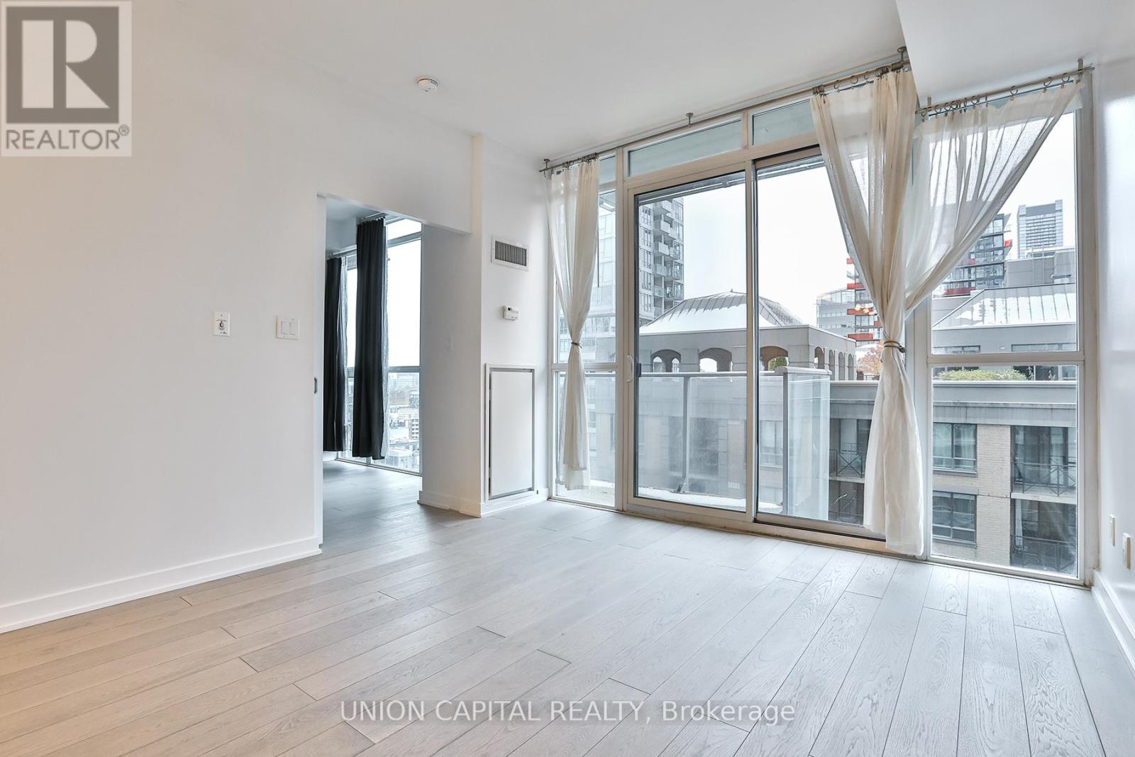 1605 - 126 Simcoe Street, Toronto, Ontario  M5H 4E6 - Photo 8 - C12536372