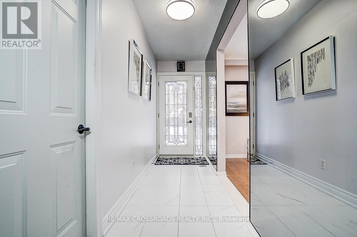 78 Fred Varley Drive, Markham, Ontario  L3R 1S7 - Photo 4 - N12536312