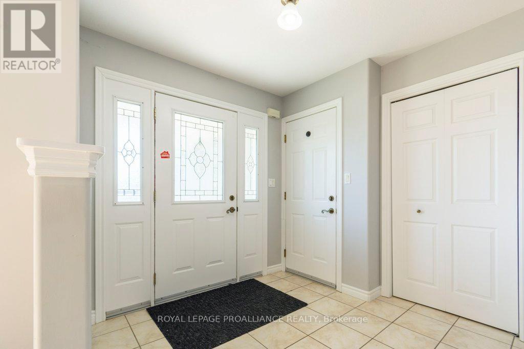 23 Sunshine Lane, Quinte West, Ontario K8V 6X3 - Photo 4 - X12536504