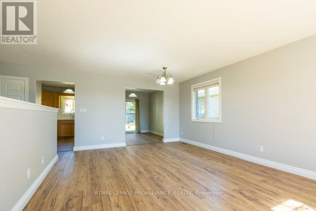 23 Sunshine Lane, Quinte West, Ontario K8V 6X3 - Photo 5 - X12536504