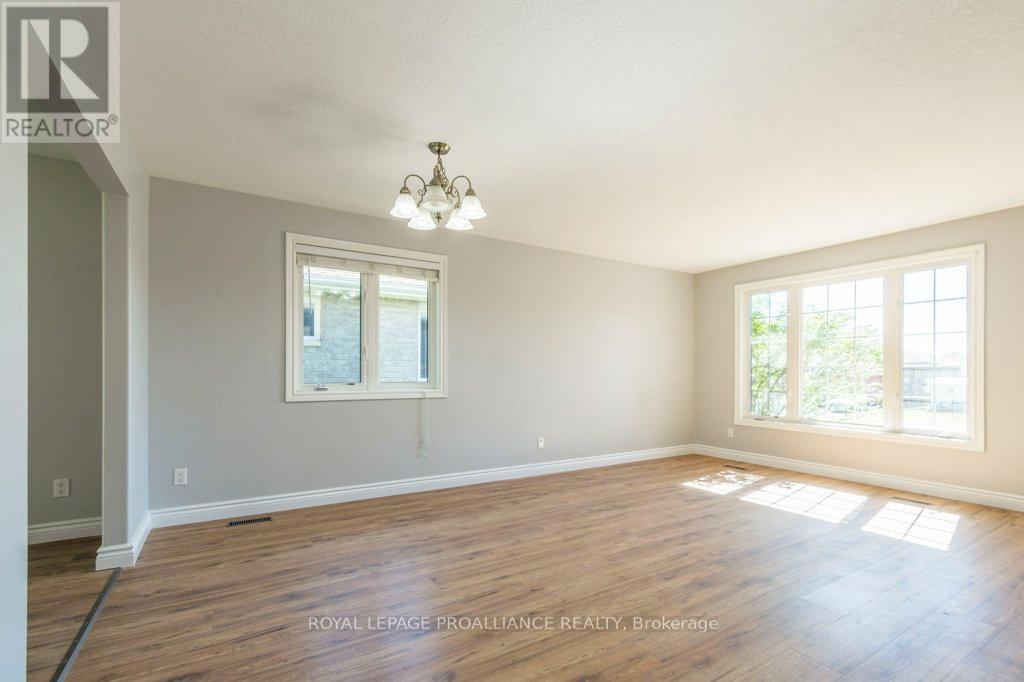 23 Sunshine Lane, Quinte West, Ontario K8V 6X3 - Photo 6 - X12536504