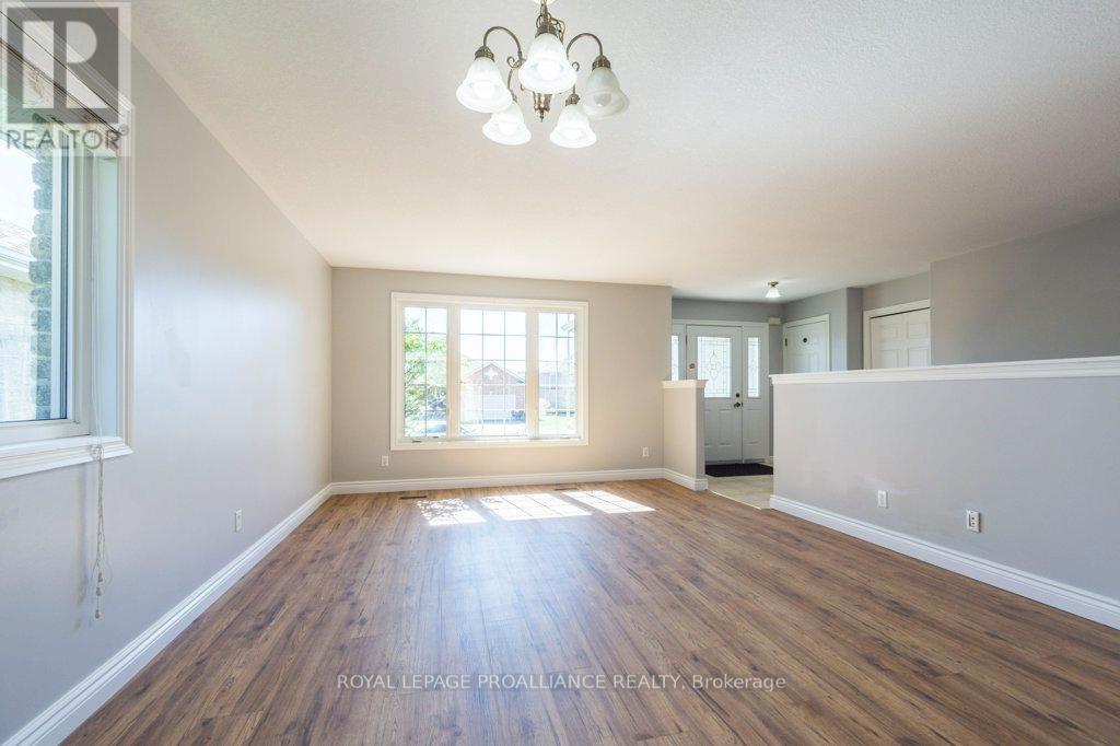 23 Sunshine Lane, Quinte West, Ontario K8V 6X3 - Photo 7 - X12536504