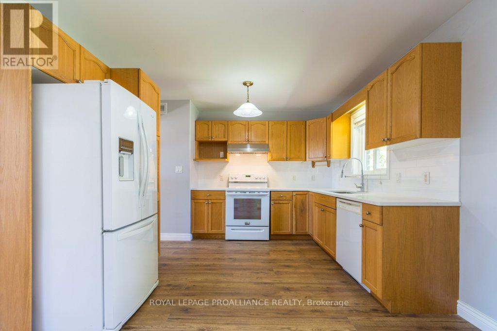 23 Sunshine Lane, Quinte West, Ontario K8V 6X3 - Photo 8 - X12536504