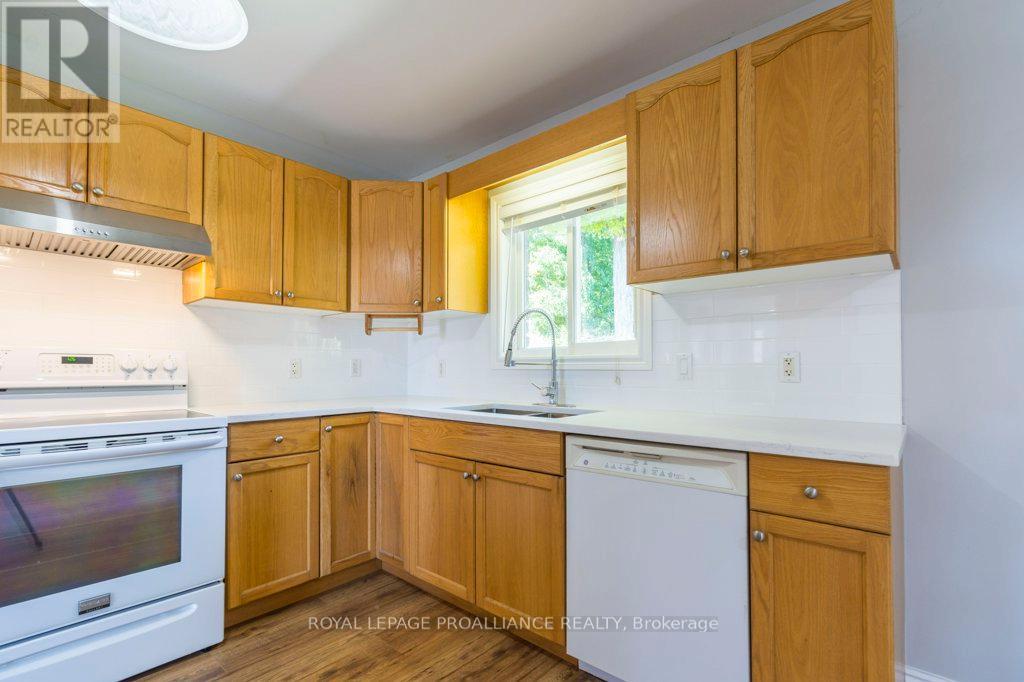 23 Sunshine Lane, Quinte West, Ontario K8V 6X3 - Photo 9 - X12536504