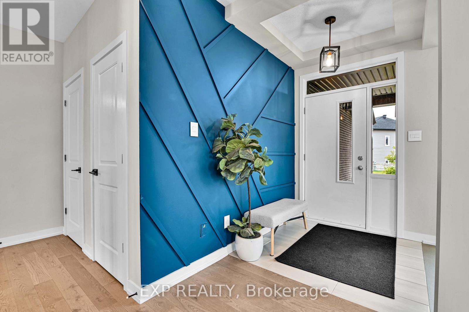 364 Gloaming Crescent, Ottawa, Ontario  K2S 1B6 - Photo 2 - X12536474