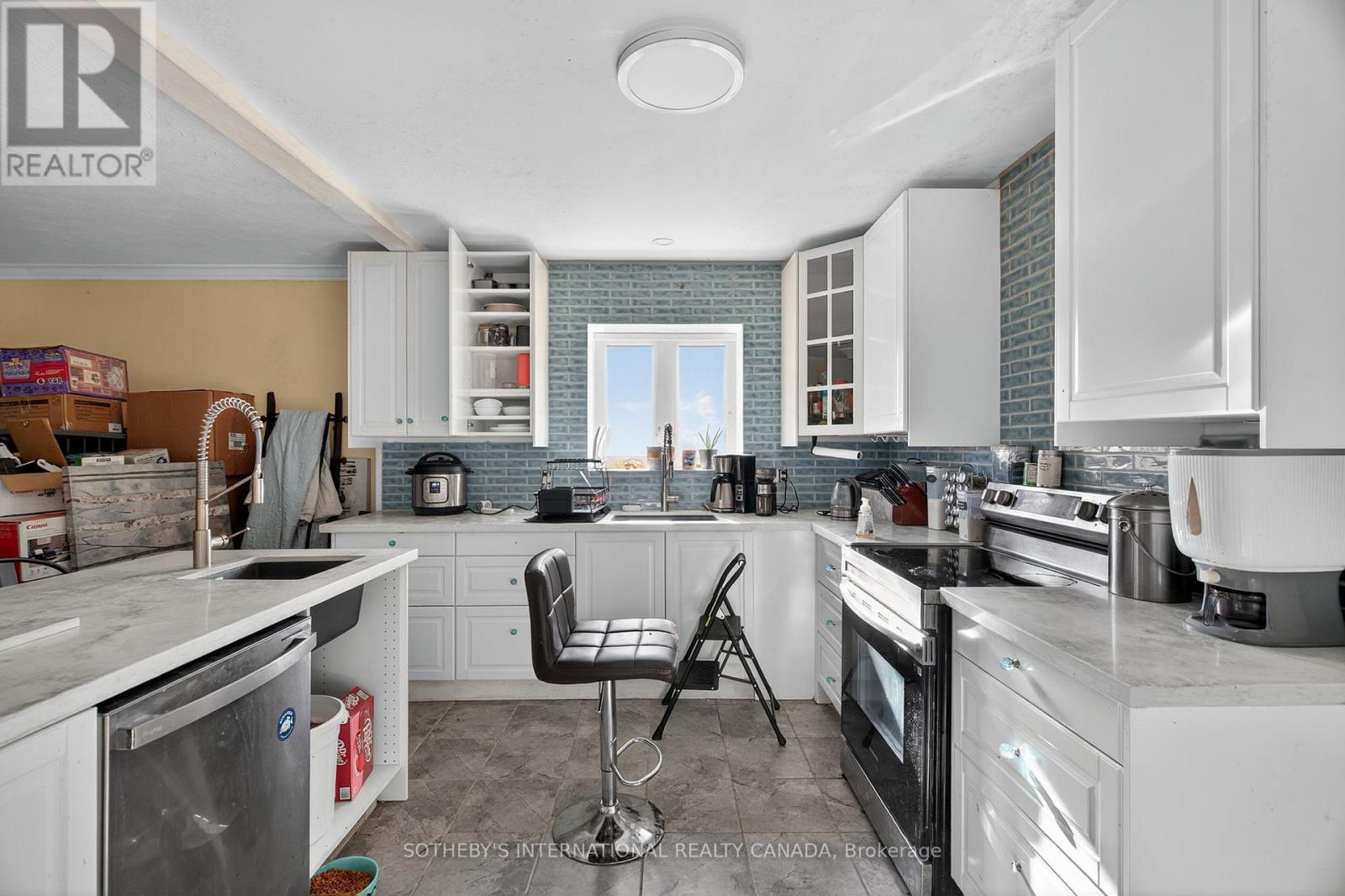 18 Rossburn Drive, Toronto, Ontario  M9C 2P6 - Photo 4 - W12536040