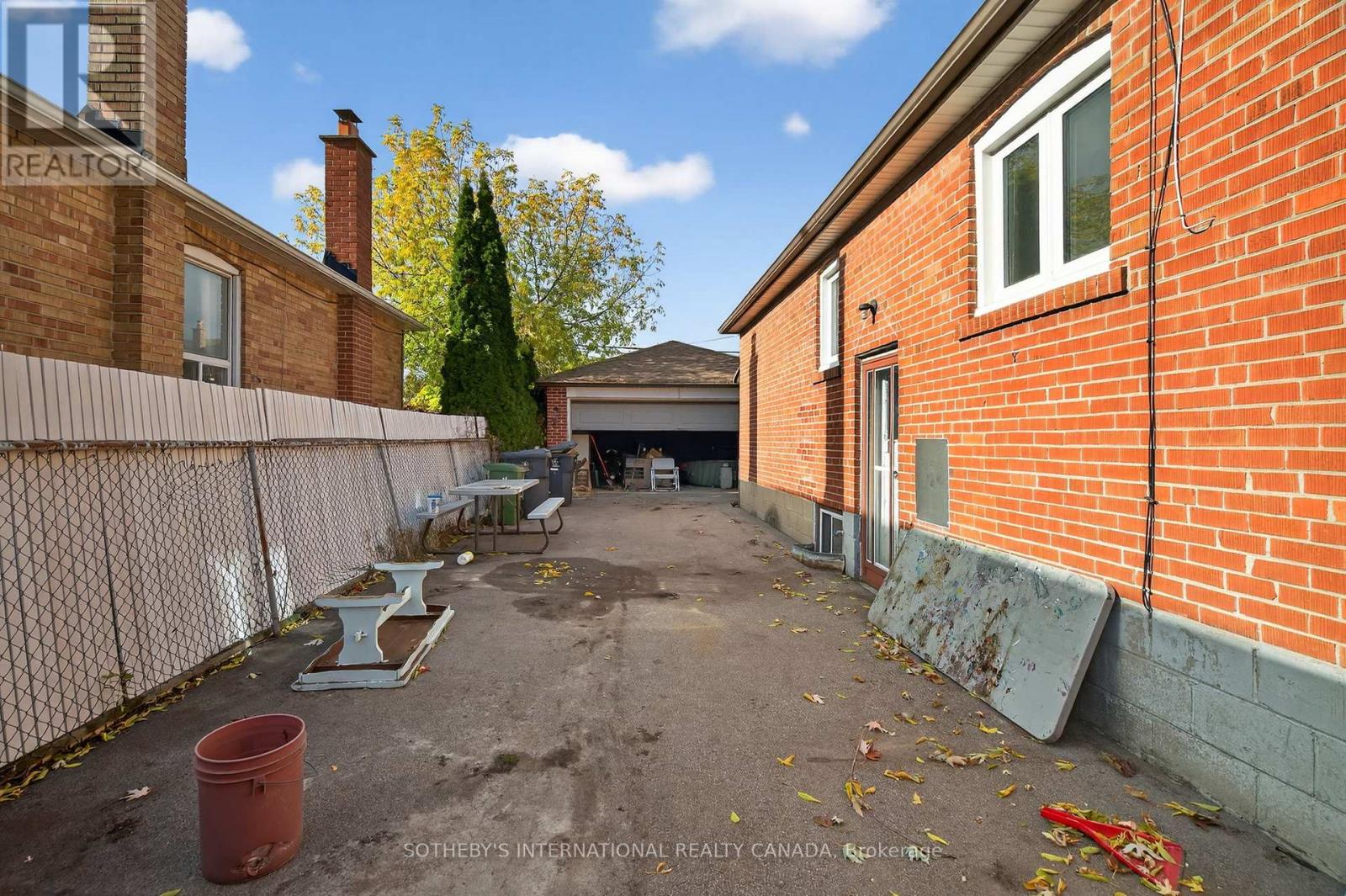 18 Rossburn Drive, Toronto, Ontario  M9C 2P6 - Photo 5 - W12536040