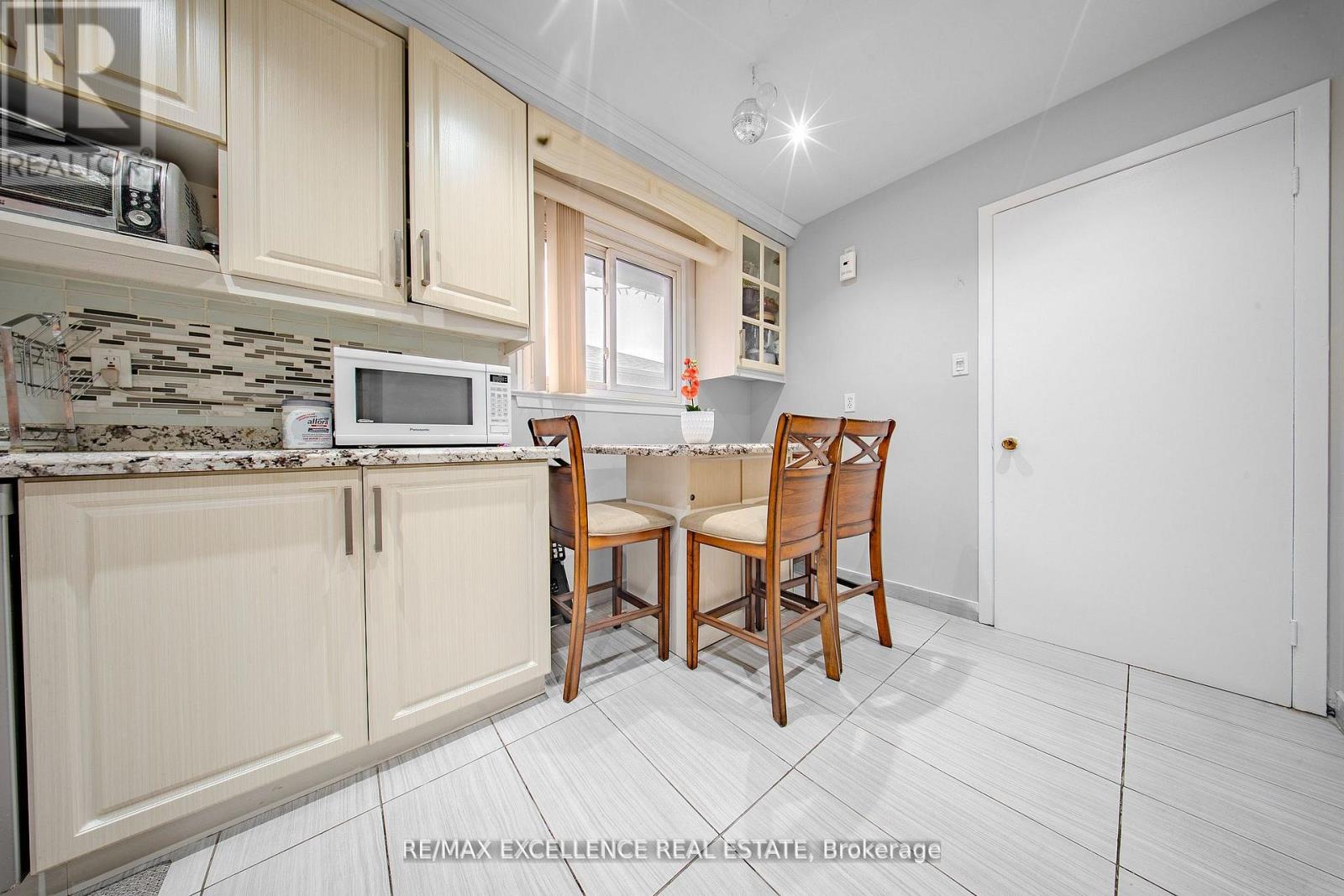 7246 Reindeer Drive, Mississauga, Ontario  L4T 2M7 - Photo 10 - W12536070