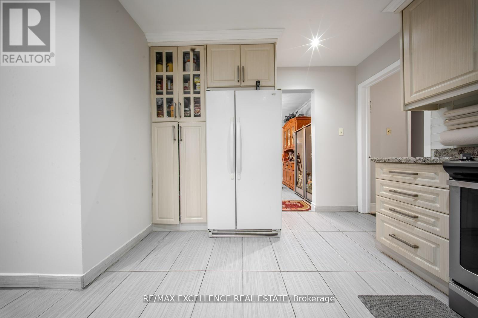 7246 Reindeer Drive, Mississauga, Ontario  L4T 2M7 - Photo 11 - W12536070